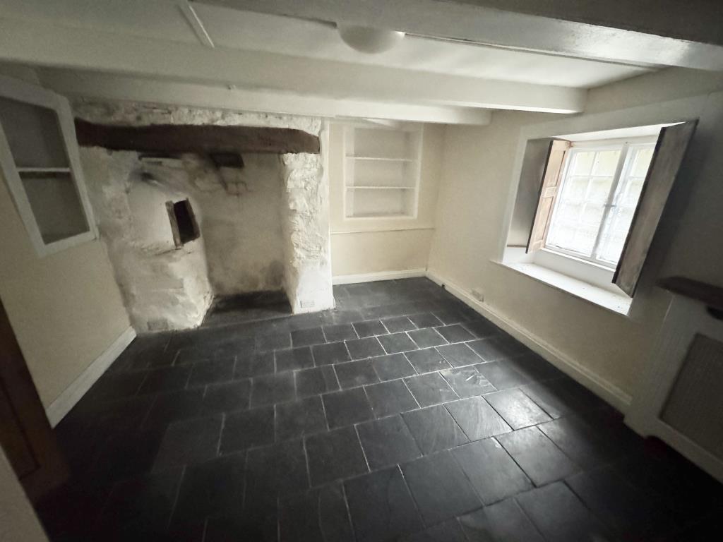 Lot: 1 - CHARACTER TWO-BEDROOM COTTAGE - Living Room